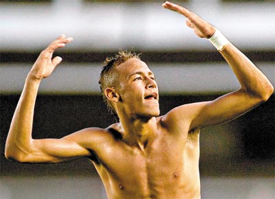 Autor de dois gols, atacante festeja vitria na Vila Belmiro