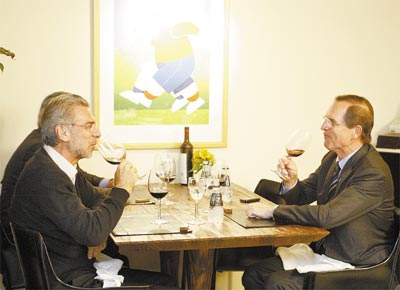 Os presidentes dos conselhos da Perdigo e da Sadia, Nildemar Secches (esq.) e Luiz Fernando Furlan, jantam em churrascaria de SP