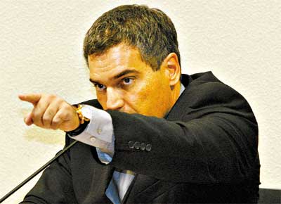 Pedro Calmon, advogado da jornalista Mnica Veloso, aponta para Eduardo Ferro, que defende o presidente do Senado, Renan Calheiros