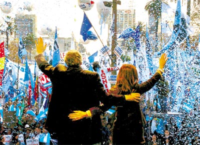 A presidente da Argentina, Cristina Kirchner, e seu marido, Nstor, acenam para participantes em ato de apoio ao governo