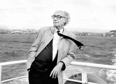 O escritor navega perto de Lisboa, em foto de outubro de 1990, oito anos antes de ser agraciado com o Nobel de Literatura