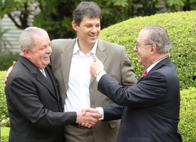 Lula cumprimenta Maluf na casa do ex-prefeito, que exigiu a presena do ex-presidente para anunciar o apoio a Haddad