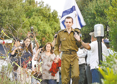 O soldado israelense Gilad Shalit anda em sua cidade<br>aps ser trocado por 477 prisioneiros palestinos