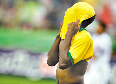 O zagueiro Juan lamenta gol perdido no ltimo lance do jogo do Brasil contra o Peru, que terminou em empate (1 a 1)