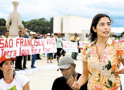 A atriz Letcia Sabatella participa de manifestao em solidariedade a d. Luiz Flvio Cappio na praa dos Trs Poderes (Braslia)