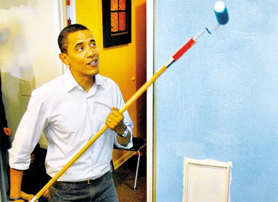O presidente eleito Barack Obama, que toma posse<br> hoje, pinta parede de abrigo em Washington