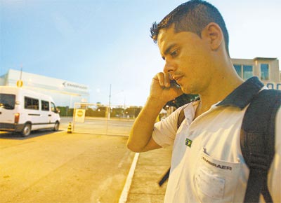 Sidnei Alves, demitido da Embraer, fala ao telefone com parentes<br>aps deixar a sede da empresa em So Jos dos Campos (SP)