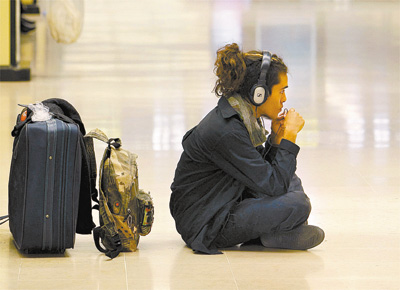 Passageiro aguarda em corredor vazio do aeroporto de Orly, na Frana, durante o apago areo