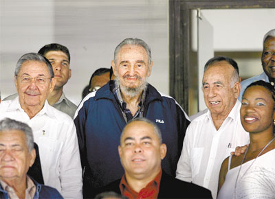 Fidel Castro, fora do comando do PC depois de 50 anos, entre Ral (esq.) e Ramn Ventura