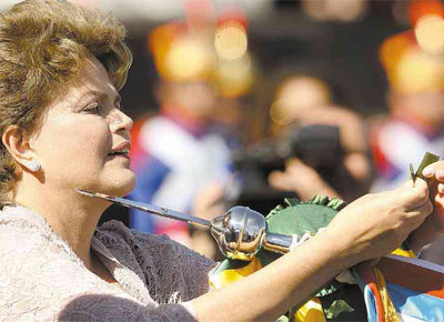 <b>N MILITAR:</b> Dilma Rousseff amarra condecorao em estandarte durante a comemorao do Dia do Exrcito