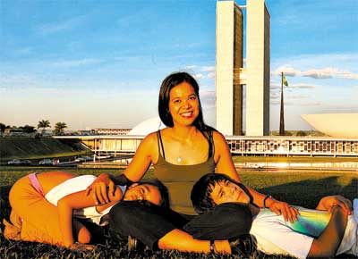 Denise da Veiga Alves com os filhos Irina e Yanikk; a filha  uma das 200 mil crianas aptridas de ascendncia brasileira