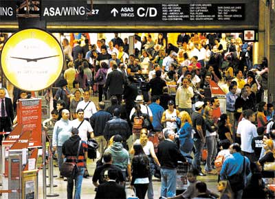 Passageiros no saguo do aeroporto de Cumbica, em Guarulhos, que, assim como Congonhas, teve atrasos e cancelamento de vos