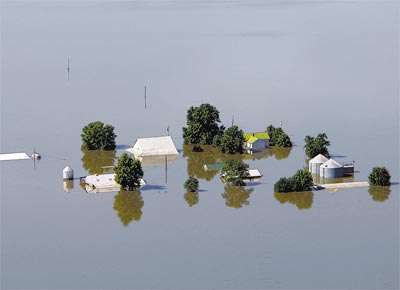 Fazenda no Missouri (EUA) inundada pelas guas do rio Mississippi