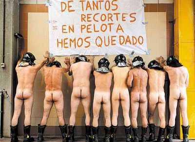Bombeiros da Espanha protestam com cartaz que diz: 