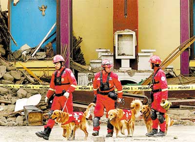 Em Pisco (Peru), integrantes da Cruz Vermelha fazem busca em igreja derrubada pelo terremoto de quarta