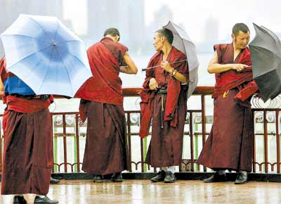 Monges tibetanos em Xangai (China) que esteve ontem sob forte chuva, resultado da transformao do tufo Wipha em tempestade tropical