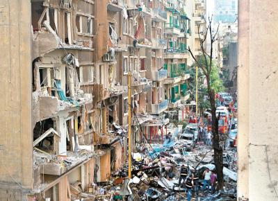 Destruio causada pela exploso de carro-bomba no bairro de Ashrafieh, em Beirute