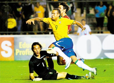 <b>FIM DO JEJUM:</b> Luis Fabiano toca para marcar o primeiro de seus trs gols na goleada de 6 a 2 do Brasil sobre Portugal no DF