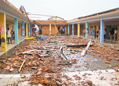 <b>ALUNOS SEM TETO:</b> Telhado de escola em Xangri-L (RS) destrudo pelos temporais que deixaram ao menos 5 mortos no Estado ontem