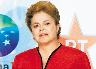 Dilma se emociona e chora ao falar com militantes do PT