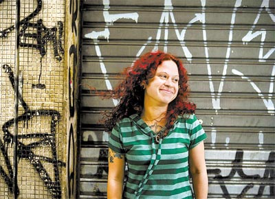 A pichadora Carol Sustos<br>Libertada, pichadora da Bienal critica quem picha muros brancos