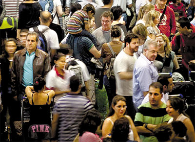 Passageiros lotam saguo de check-in no aeroporto de Cumbica, na Grande So Paulo