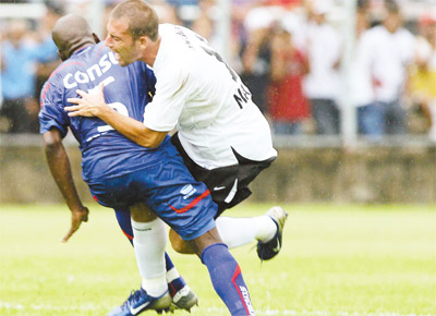 Corinthians perde do So Caetano: Tobi e Marcel se chocam no jogo
