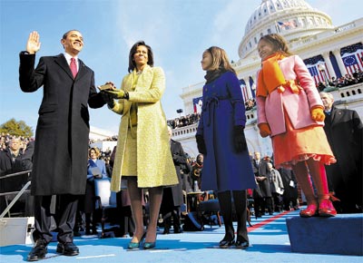 Ao lado das filhas Malia e Sasha, Michelle Obama segura Bblia<br>para que Barack preste juramento como 44 presidente dos EUA