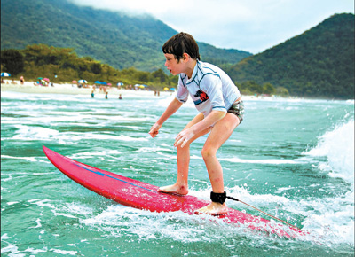 Samuel Felberg, 7, surfa na praia de Itamambuca (SP)