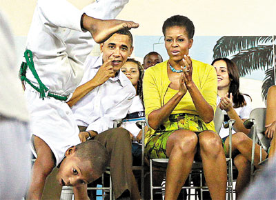 Barack e Michelle Obama assistem a apresentao de capoeira na Cidade de Deus, no Rio