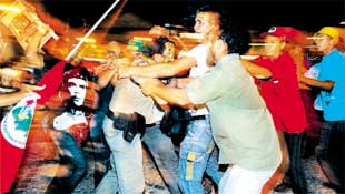 Capito da PM  agredido por integrantes do MST durante confronto entre policiais e manifestantes em Pernambuco