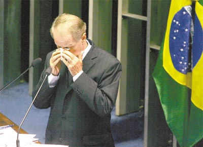 Senador Gerson Camata (PMDB-ES) chora na tribuna ao discursar sobre auxlio-moradia que recebe, mesmo tendo casa em Braslia
