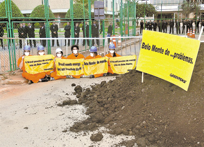 Protesto do grupo Greenpeace, que jogou esterco de vaca em frente<br> ao prdio da Agncia Nacional de Energia Eltrica, em Braslia