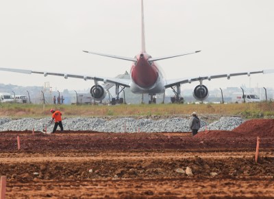 <b>A JATO:</b> Operrios trabalham em terraplenagem que est a cargo do Exrcito no aeroporto de Cumbica (SP)