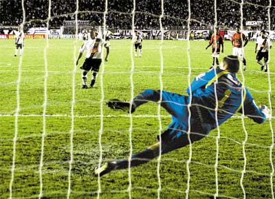 De pnalti, aos trs minutos do segundo tempo, Romrio marca o milsimo gol em So Janurio contra o Sport pelo Brasileiro