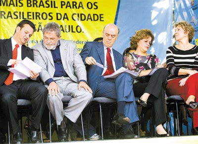 Kassab (esq.), Lula, Serra, Dilma Rousseff (Casa Civil) e Marta durante cerimnia do PAC na favela de Helipolis, em So Paulo