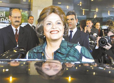 <b>VOLTA AO BATENTE:</b> Dilma Rousseff deixa hospital aps 35 horas de internao; a ministra afirmou que no reduzir atividades, falou que est usando 