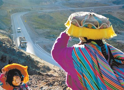 ndios peruanos observam movimento no ponto mais alto da estrada do Pacfico (Interocencia), a 4.725 metros do nvel do mar