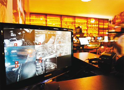 Monitor com cmeras em bar na Vila Madalena, em So Paulo