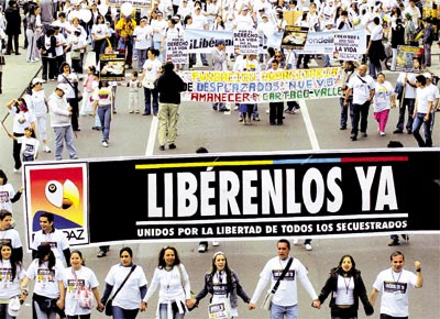 <b>Liberdade j:</b> Cerca de 50 mil foram s ruas de Bogot na data nacional da Colmbia para pedir que os refns das Farc sejam soltos