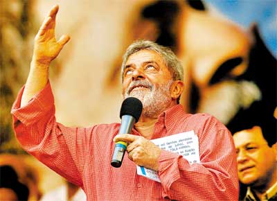 Com estatsticas de sua gesto na mo, o presidente Luiz Incio Lula da Silva faz comcio em Osasco, na Grande So Paulo