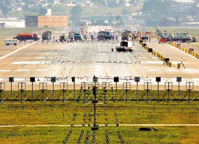 Homens trabalham na pista principal do aeroporto de Cumbica, fechada desde ontem
