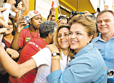 Dilma Rousseff (PT) tira fotografia com eleitora em Vitria, na 1 visita de campanha ao ES