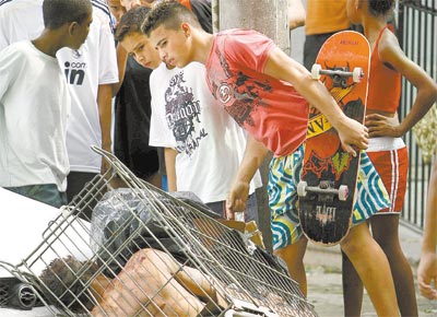 <b>CENA MACABRA:</b> Corpo achado em carrinho de supermercado perto do<br>morro dos Macacos (Rio); traficantes em fuga invadiram escola ontem
