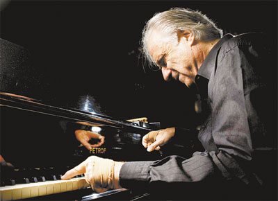 <B>MARTELANDO A DOR:</B> O maestro e pianista Joo Carlos Martins<br>far a 9 cirurgia nas mos para continuar tocando