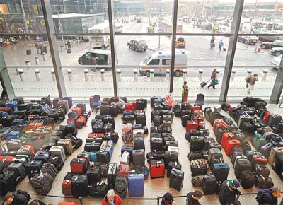 Bagagem de voos cancelados pela neve se acumula no aeroporto de Heathrow (Londres)