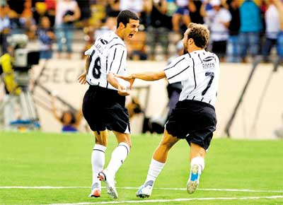 O atacante Jalson comemora com Roger o primeiro gol do Corinthians na vitria por 4 a 2 sobre o So Bento