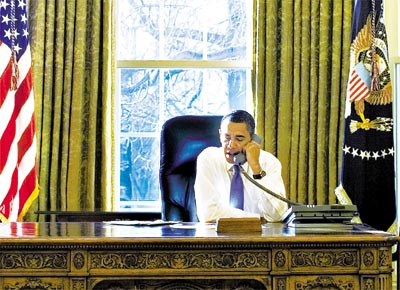 Barack Obama fala ao telefone no Salo Oval da<br>Casa Branca, em seu primeiro dia na Presidncia