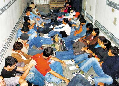 Imigrantes brasileiros detidos em um caminho sem janelas no Texas (a 120 km do Mxico); 40 pessoas, incluindo crianas, foram presas