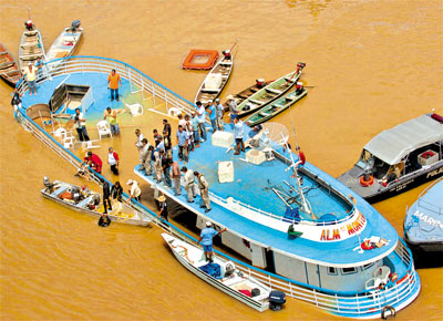 Equipe de resgate remove corpos de vtimas do naufrgio de embarcao que se chocou com uma balsa no rio Amazonas